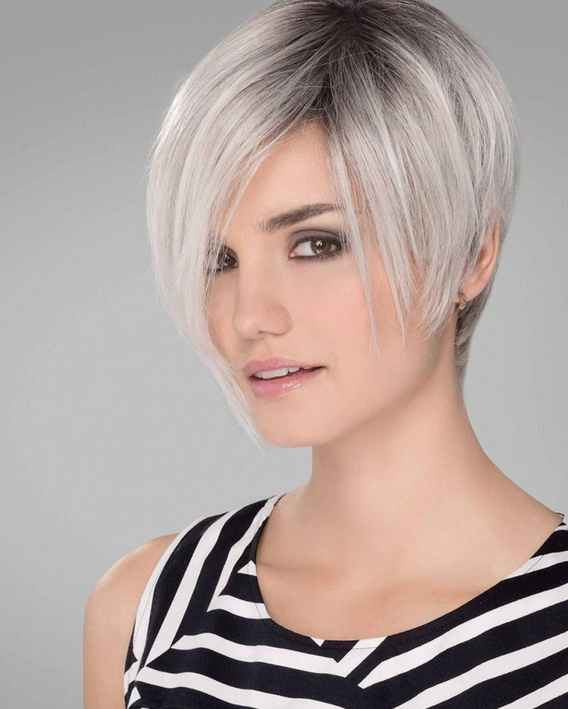 Femme portant une perruque grise "cheveux naturels"