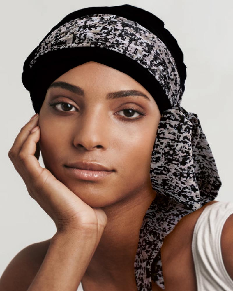 Photo d'une dame métisse portant un turban et foulard fantaisie beige satiné